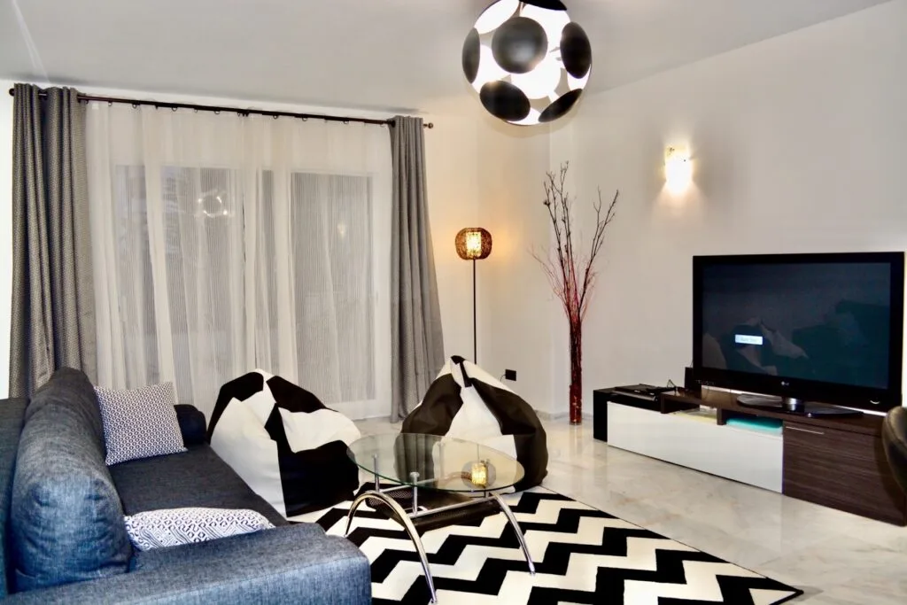 Leaving room viewing Black and white interior design to help residents to unwind by the sea