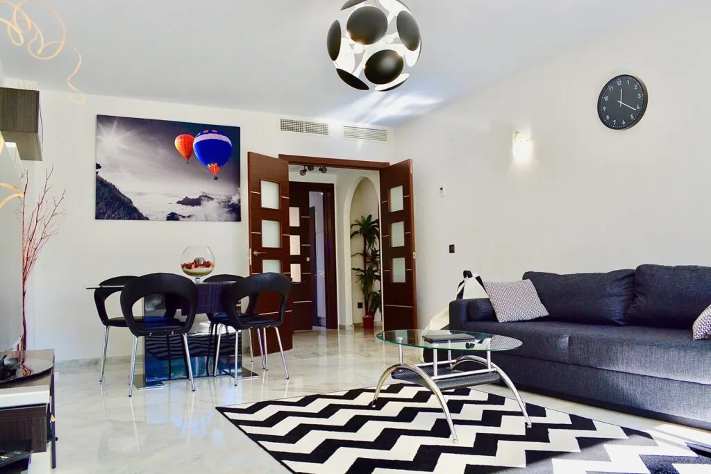 Leaving room viewing Black and white interior design to help residents to unwind by the sea