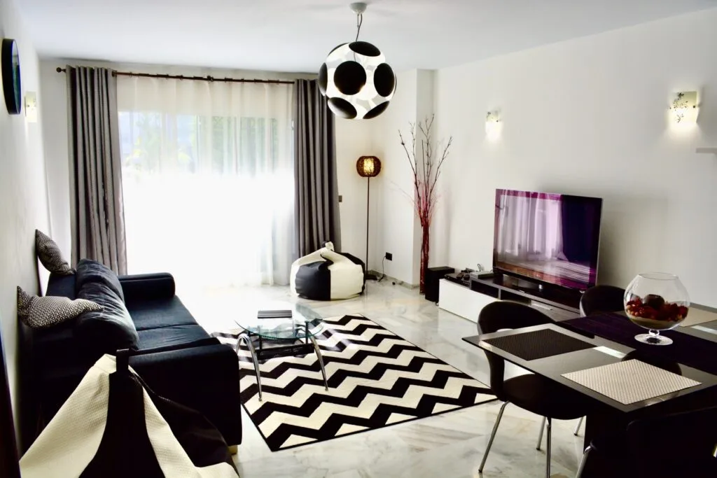 Leaving room viewing Black and white interior design to help residents to unwind by the sea