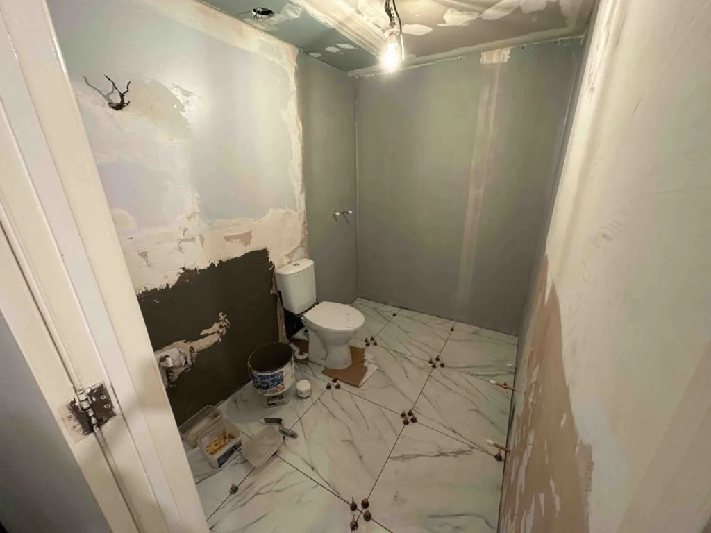 Trendy Bathroom Renovation in Streatham (before)