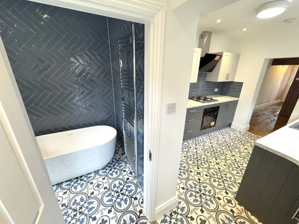 Luxurious Shower Enclosure and Bathtub Refurb at E16, London.