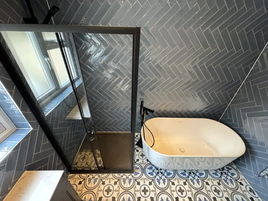 Luxurious Shower Enclosure and Bathtub Refurb at E16, London.