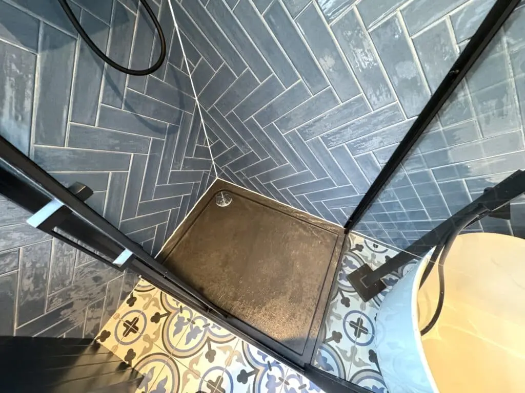 Luxurious Shower Enclosure and Bathtub Refurb at E16, London.