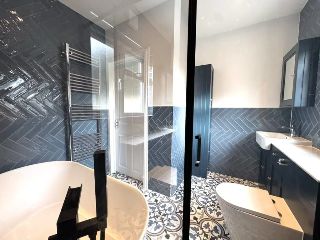 Luxurious Shower Enclosure and Bathtub Refurb at E16, London.