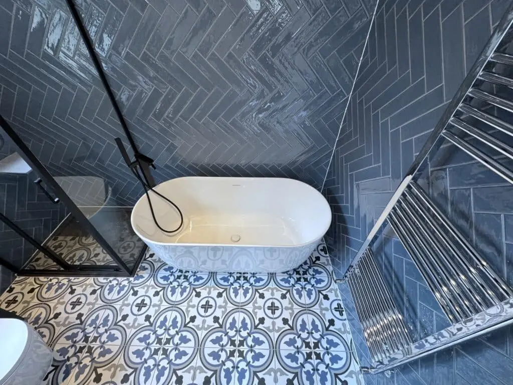 Luxurious Shower Enclosure and Bathtub Refurb at E16, London.