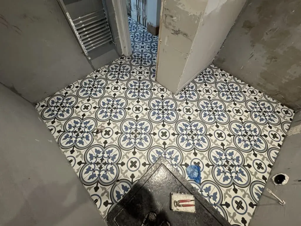 Luxurious Shower Enclosure and Bathtub Refurb at E16, London (before)