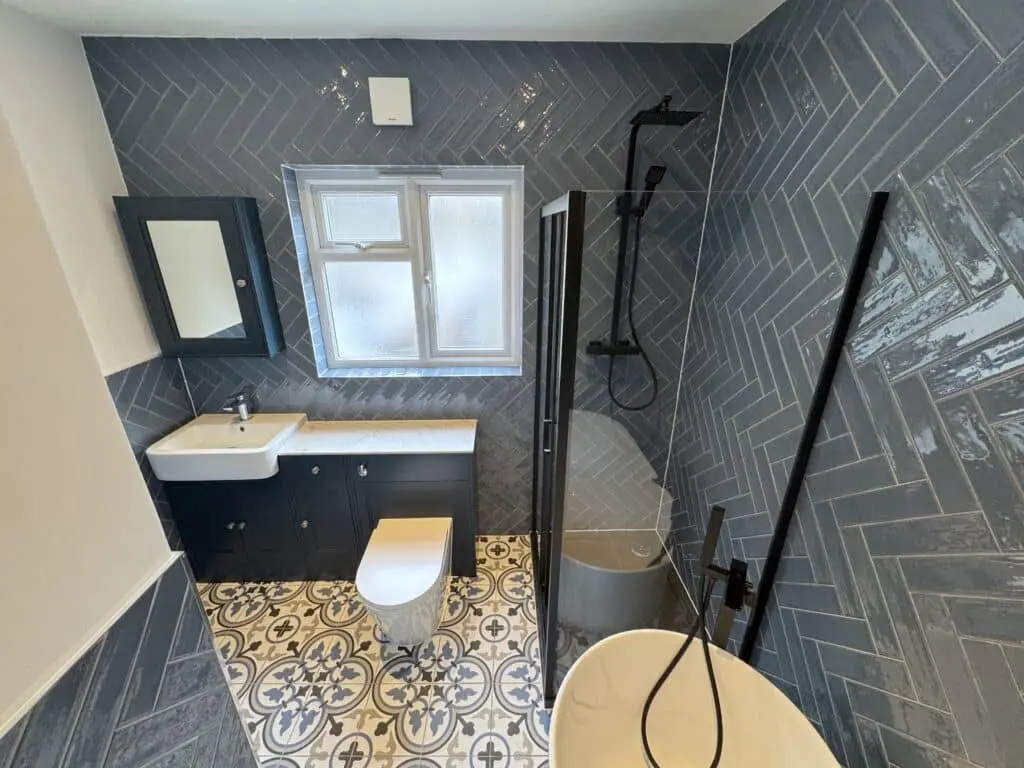 Luxurious Shower Enclosure and Bathtub Refurb at E16, London.